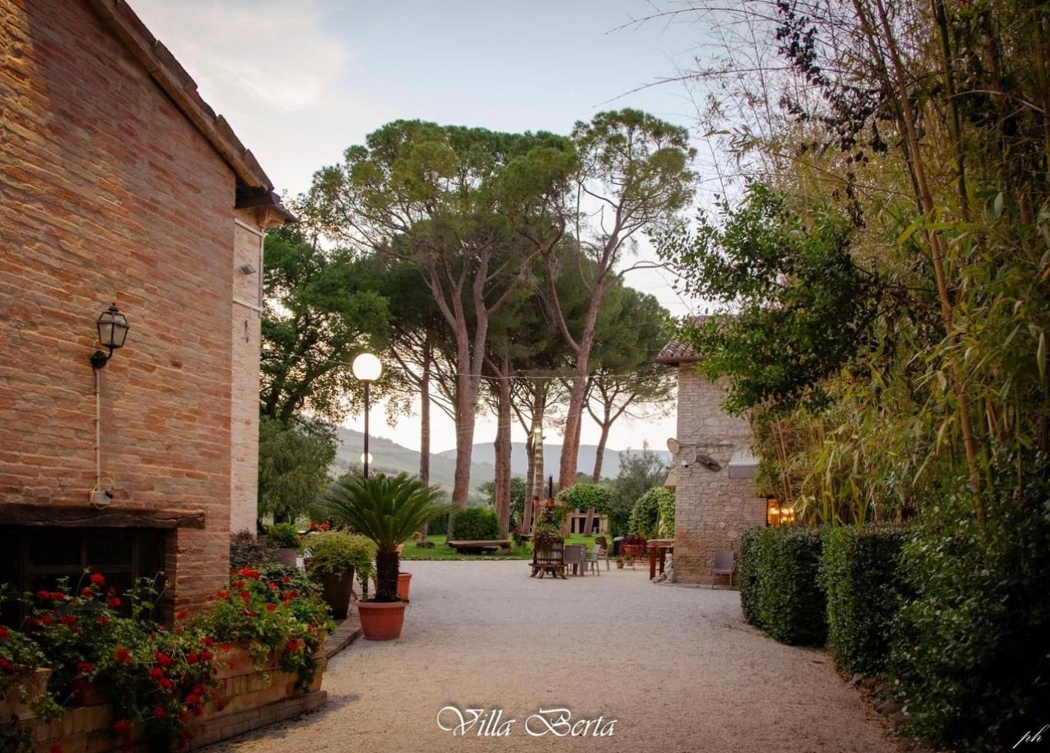 Resort Restaurant Villa Berta San Severino Marche Bagian luar foto